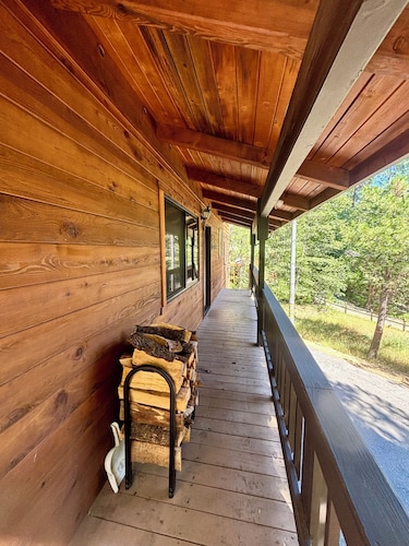 5-Bedroom with Hot Tub & Game Room, Steps from Blue Lake Springs Recreation