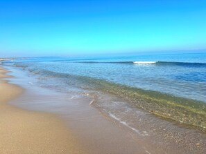A beach with clear water, a sandy shore, and a distant horizon. - Grace House - Spacious Villa in a Prime Location Between Castelsardo and Alghero (Arboriamar)