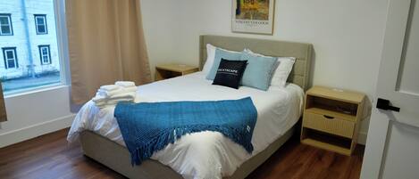 Tabla de planchar con plancha, wifi y ropa de cama