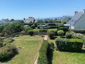 Property grounds - "Ty Vonne: Charming house with sea view (Lampaul-Plouarzel)