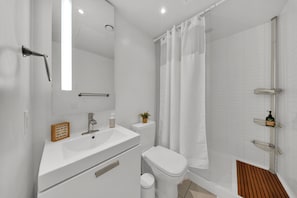Dusche, Haartrockner, Bidet, Handtücher