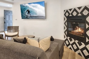 Executive Single Room, 1 King Bed with Sofa bed, Kitchen | Living area - Beach House Inn (Santa Barbara)