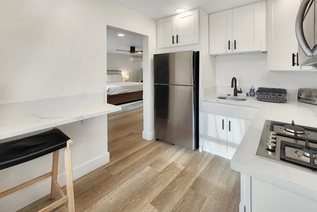 Deluxe Single Room, 1 King Bed, Kitchen | Private kitchen