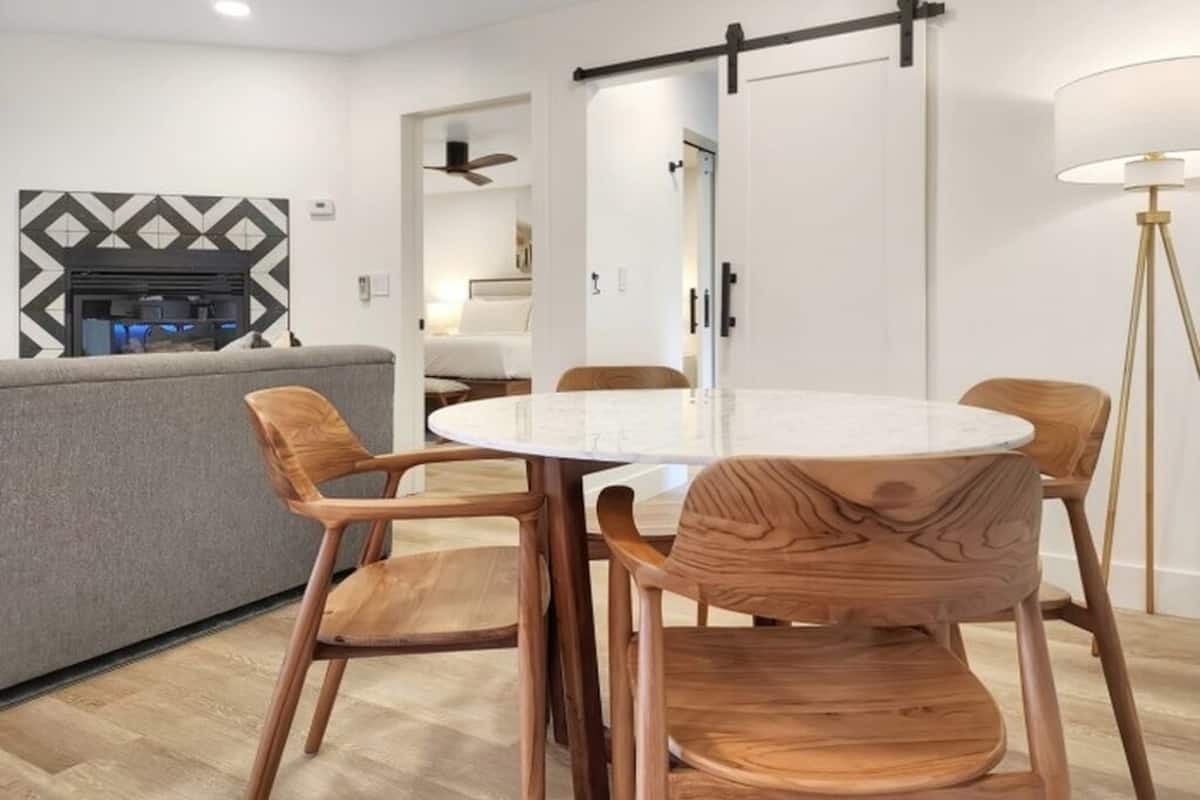 Luxury Suite | Free WiFi, bed sheets