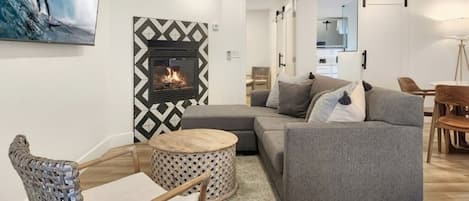 Executive Single Room, 1 King Bed with Sofa bed, Kitchen | Living area