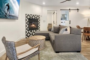 Chambre Simple Exécutive, 1 très grand lit et 1 canapé-lit, cuisine | Coin séjour