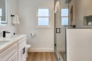 Chambre Simple Exécutive, 1 très grand lit et 1 canapé-lit, cuisine | Salle de bain | Douche, sèche-cheveux, serviettes fournies, savon