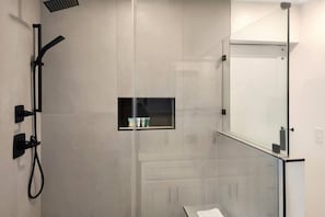 Executive Single Room, 1 King Bed with Sofa bed, Kitchen | Bathroom | Shower, hair dryer, towels, soap - Beach House Inn (Santa Barbara)