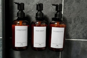 Regadera, secadora de cabello, toallas, jabón