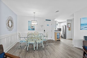 Dining - Beachfront 3BR/2BA condo in Surfside Beach that sleeps 7.  Direct Beach access (Surfside Beach)