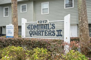 Exterior detail - Beachfront 3BR/2BA condo in Surfside Beach that sleeps 7.  Direct Beach access (Surfside Beach)