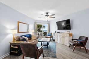 Living area - Beachfront 3BR/2BA condo in Surfside Beach that sleeps 7.  Direct Beach access (Surfside Beach)
