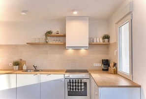 冷蔵庫、電子レンジ、オーブン、コンロ