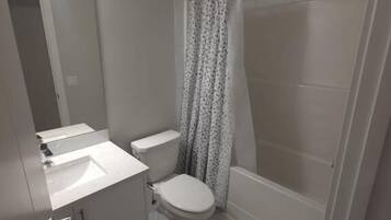 Apartamento, 2 quartos | Banheiro