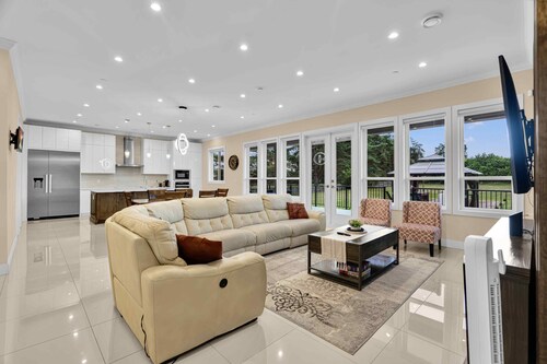 Luxury Mountain-View Estate on 1.8 Acres | Near Golden Ears Park & Hwy 1