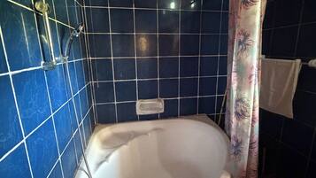 Kostenlose Toilettenartikel, Seife, Shampoo, Toilettenpapier
