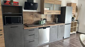 Kühlschrank, Mikrowelle, Herdplatte, Geschirrspüler