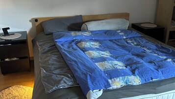 Schreibtisch, Bügeleisen/Bügelbrett, Reisekinderbett, kostenloses WLAN