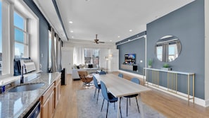 Cozinha moderna com bancadas de granito, forno embutido e janela com vista.