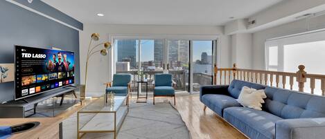 Appartement, 2 chambres, vue ville | Coin séjour | TV connectée de 55 pouces avec chaînes numériques, services de streaming