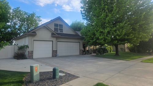 Perfect 5-bedroom house in charming Eagle for family, friends and pets.