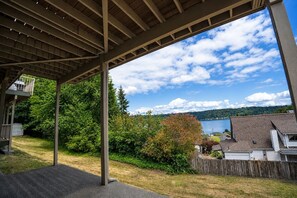A covered patio with a view of a lake and surrounding greenery. - Sound View Retreat Near Illahee Beach & Ferry (Bremerton)