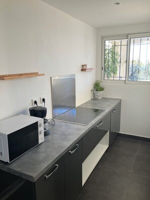 Refrigerador, microondas, placa de cocina, lavavajillas