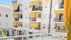 A balcony with a table, chairs, and cushions. - Sitges Oasis Apartment with Balcony (Sitges)