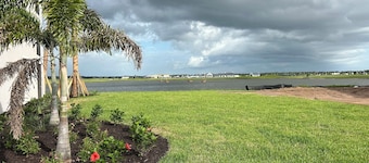 PRISTINE CONDO, 1st floor, 2 bed/2 bath, Golfers PARADISE at Calusa Country Club