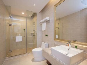 Luxury Suite | Bathroom | Shower, hair dryer, towels, soap - Vienna Hotel Guangzhou North Station (Guangzhou)