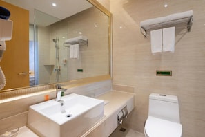 Luxury Twin Room, City View | Bathroom | Shower, hair dryer, towels, soap - Vienna Hotel Guangzhou North Station (Guangzhou)