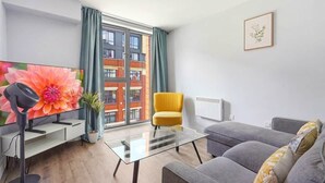 Living area - Modern Digbeth Stay | Sleeps 4 | Ensuite + Parking (Birmingham)