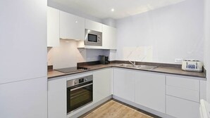 Private kitchen - Modern Digbeth Stay | Sleeps 4 | Ensuite + Parking (Birmingham)