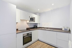 Fridge, microwave, oven, stovetop - Modern Digbeth Stay | Sleeps 4 | Ensuite + Parking (Birmingham)