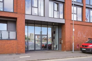 Exterior - Modern Digbeth Stay | Sleeps 4 | Ensuite + Parking (Birmingham)