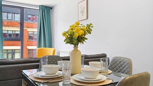 Dining - Modern Digbeth Stay | Sleeps 4 | Ensuite + Parking (Birmingham)