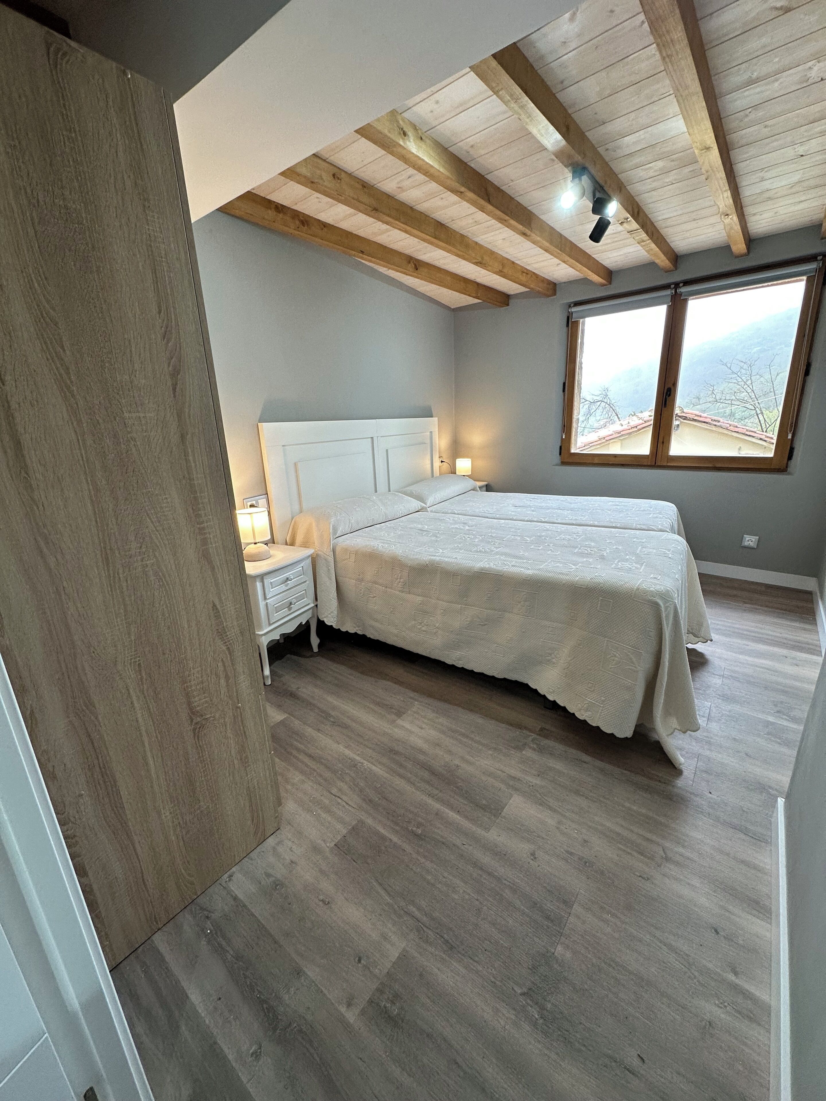 4 habitaciones, tabla de planchar con plancha, wifi y ropa de cama 