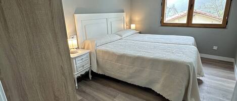 4 habitaciones, tabla de planchar con plancha, wifi y ropa de cama