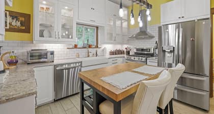 Charming & Updated 1867 Brick House in Historic Downtown Delaware, OH; Sleeps 12