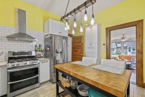 Charming & Updated 1867 Brick House in Historic Downtown Delaware, OH; Sleeps 12