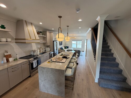     Premium Notre Dame Stay  3 Ensuite Bedrooms  Sleeps 8 Walk to Campus