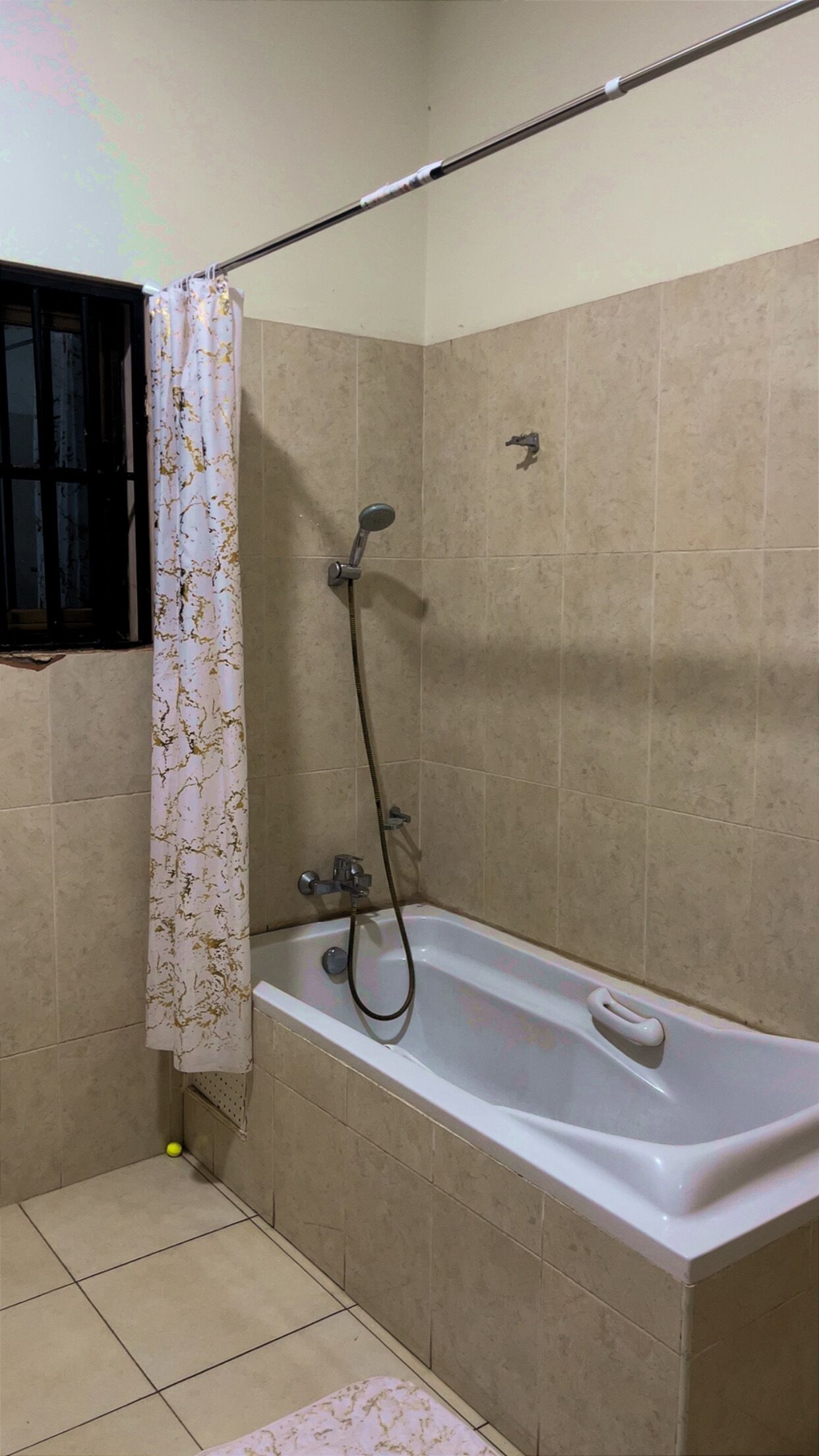 Chambre Confort double | Salle de bain | Ensemble baignoire-douche, pantoufles, serviettes fournies, savon
