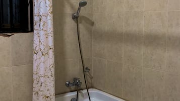 Chambre Confort double | Salle de bain | Ensemble baignoire-douche, pantoufles, serviettes fournies, savon