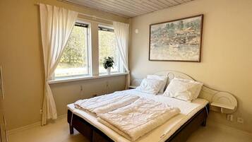 2 bedrooms, iron/ironing board, bed sheets