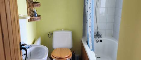 Ein Badezimmer mit Toilette, Waschbecken und Badewanne.