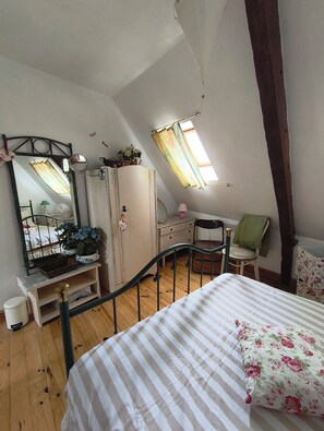 Iron/ironing board, WiFi - Vrbo Property (Josselin)