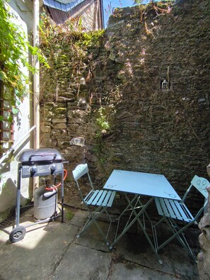 Outdoor dining - Vrbo Property (Josselin)