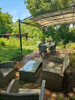 Outdoor dining - Wooden house, country spirit, 10 minutes from the sea. (Saint-Génis-des-Fontaines)