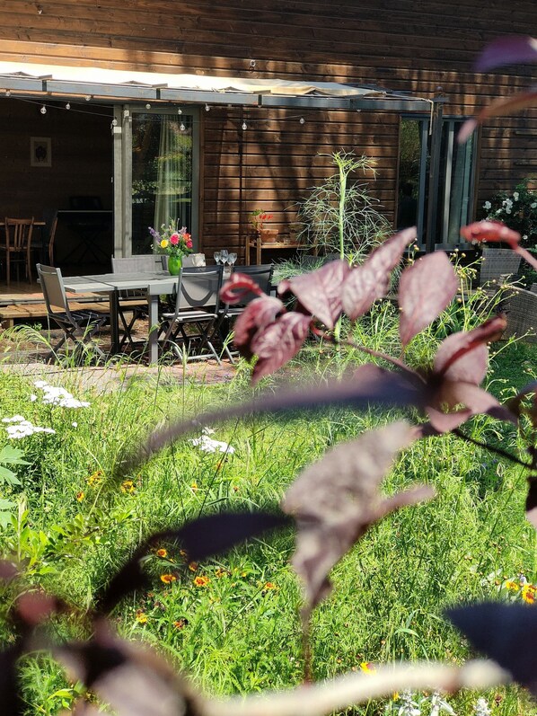 Outdoor dining - Wooden house, country spirit, 10 minutes from the sea. (Saint-Génis-des-Fontaines)