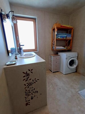 Bathroom - Wooden house, country spirit, 10 minutes from the sea. (Saint-Génis-des-Fontaines)